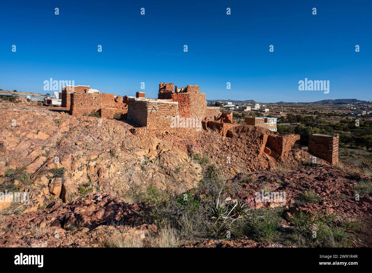 Al Jahamah, Asir, Arabia Saudita - 25 novembre 2023: Vista del villaggio di al Jahamah Heritage Village. Una tipica architettura storica del sud-ovest saudita Foto Stock