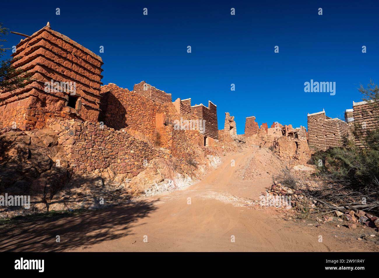 Al Jahamah, Asir, Arabia Saudita - 25 novembre 2023: Vista del villaggio di al Jahamah Heritage Village. Una tipica architettura storica del sud-ovest saudita Foto Stock