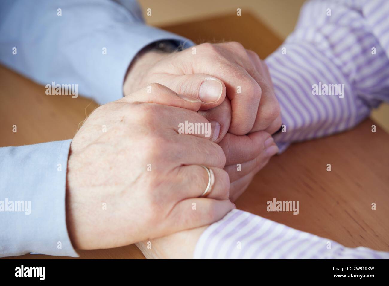 Close-up di coppia senior tenendo le mani Foto Stock