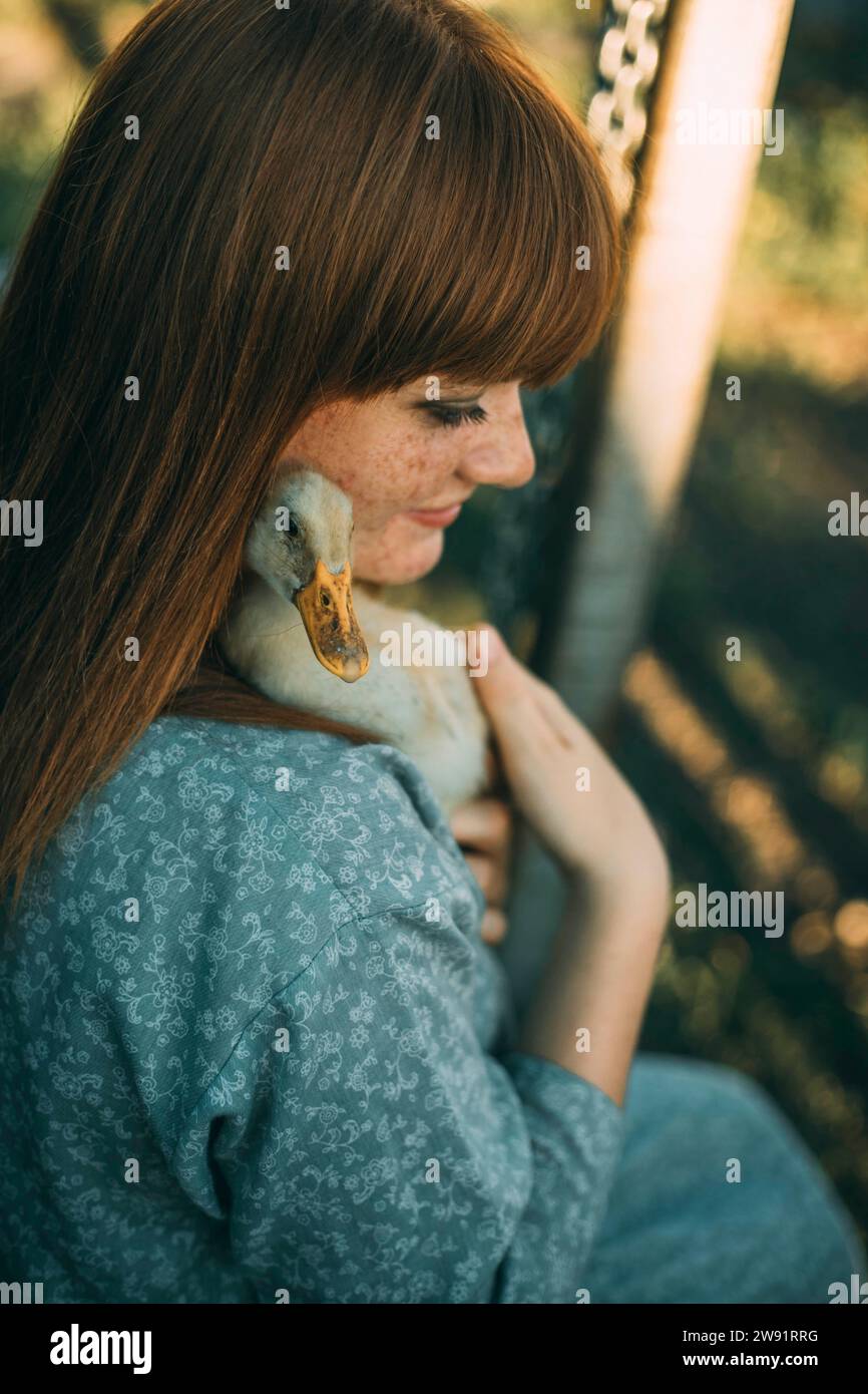 Giovane donna rossa con lentiggini che regge anatroccolo Foto Stock