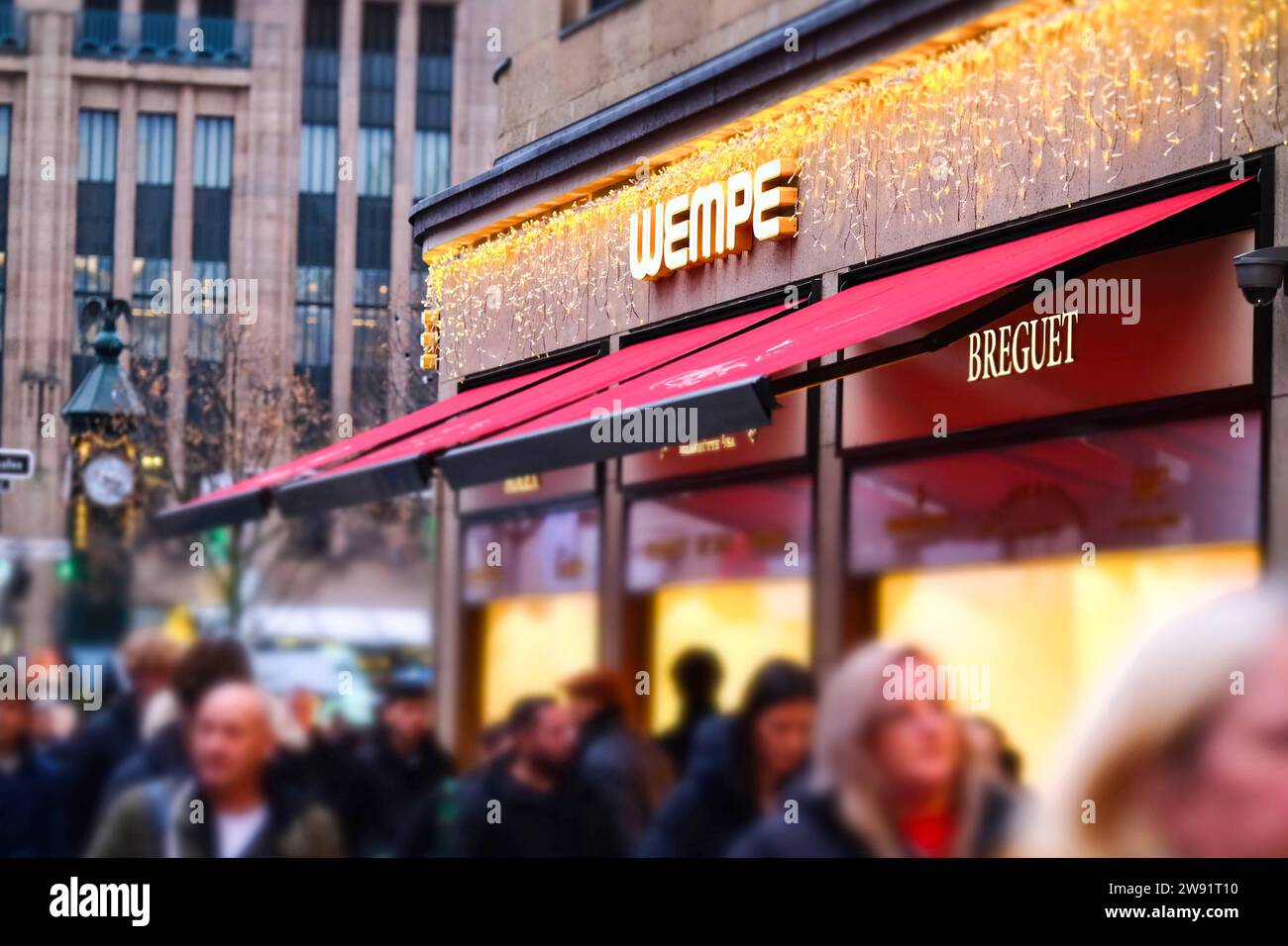 Düsseldorf 23.12.2023 Königsallee Einkaufsstrasse Einkaufsstraße Inflation Shoppingmeile Einkaufsmeile Einkaufen Einzelhandel Einkaufsbummel Einkaufstaschen Einkaufstraße Einkaufstrasse Menschenmenge Menschenmasse Bürgergeld Jugendliche Ältere Bevölkerungsdemografie junge Menschen Senioren Altersarmut Bevölkerungsdurchschnitt Diversität Düsseldorf Diversity grafische Entwicklung Demografie Weihnachtseinkäufe Weihnachtsgeschäft Düsseldorf 2023 Königsallee Foto Stock