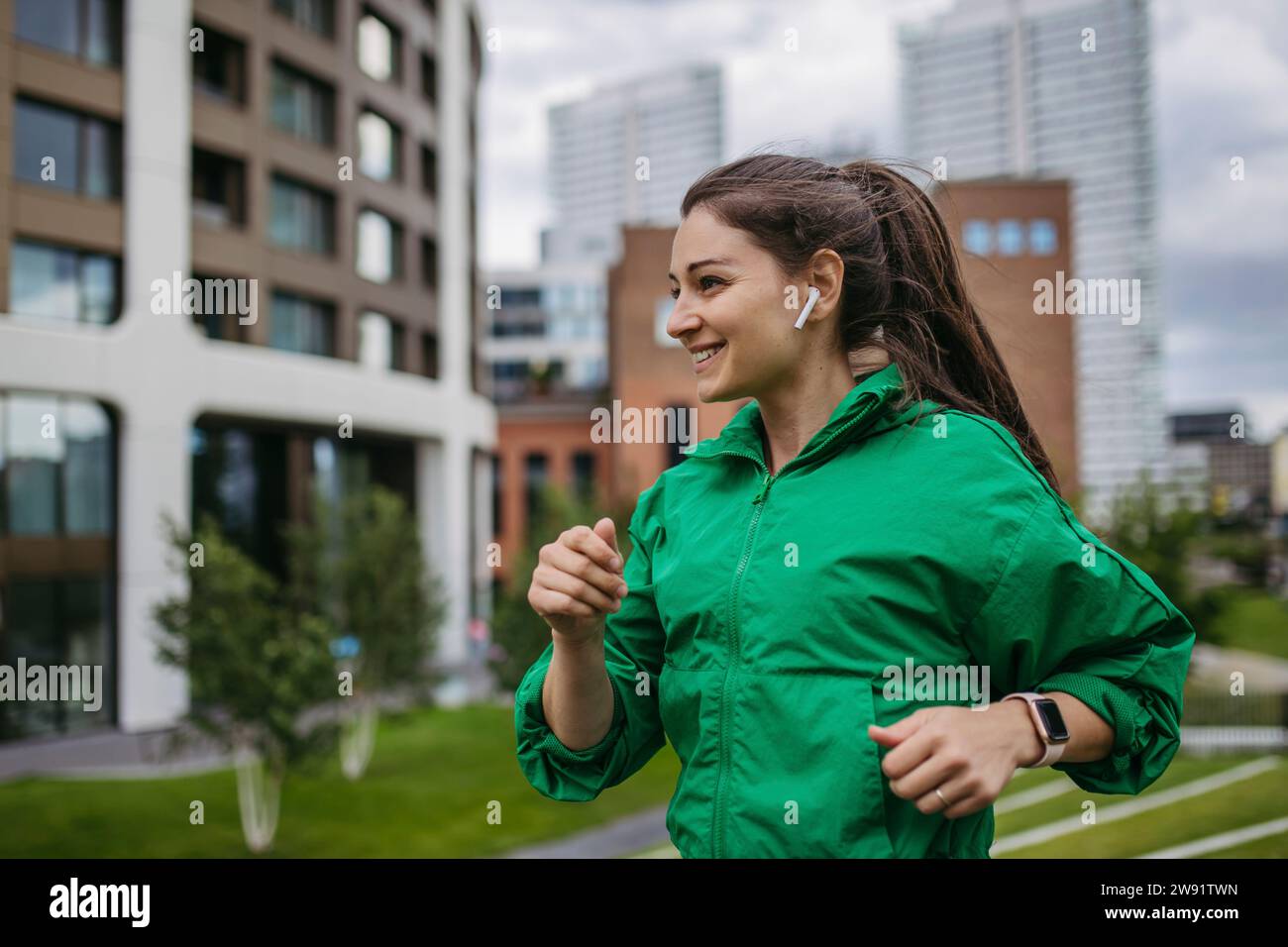 Bella donna che fa jogging nel parco cittadino Foto Stock