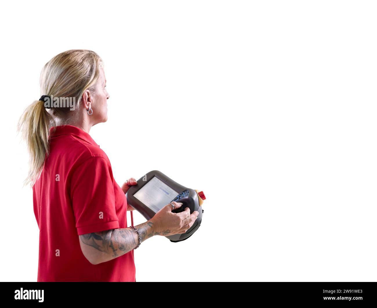 Tecnico in piedi con tablet PC e controller su sfondo bianco Foto Stock