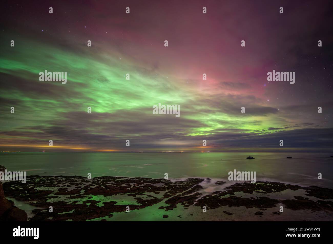 Regno Unito, Scozia, Dunbar, lunga esposizione di aurora boreale su Firth of Forth di notte Foto Stock