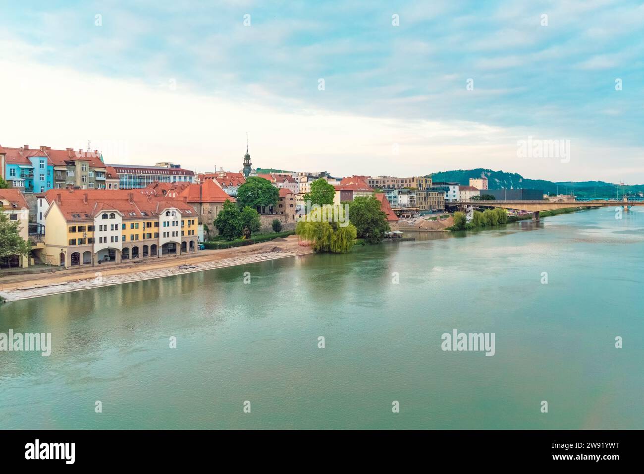 Slovenia, Stajerska, Maribor, confine della città sul fiume Drava Foto Stock