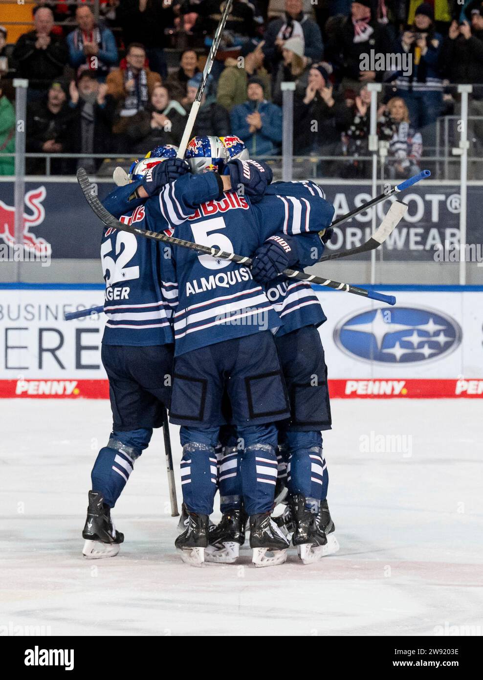 Muenchen, Deutschland. 23 dicembre 2023. Die Muenchner bejubeln mit Jonathan Blum (EHC Red Bull Muenchen, n. 24) dessen Tor zum 3:2 - Sieg in der vorletzten Spielminute. EHC Red Bull Muenchen gegen Iserlohn Roosters, Eishockey, DEL, 30. Spieltag, Saison 2023/2024, 23.12.2023. Foto: Eibner-Pressefoto/Heike Feiner Credit: dpa/Alamy Live News Foto Stock