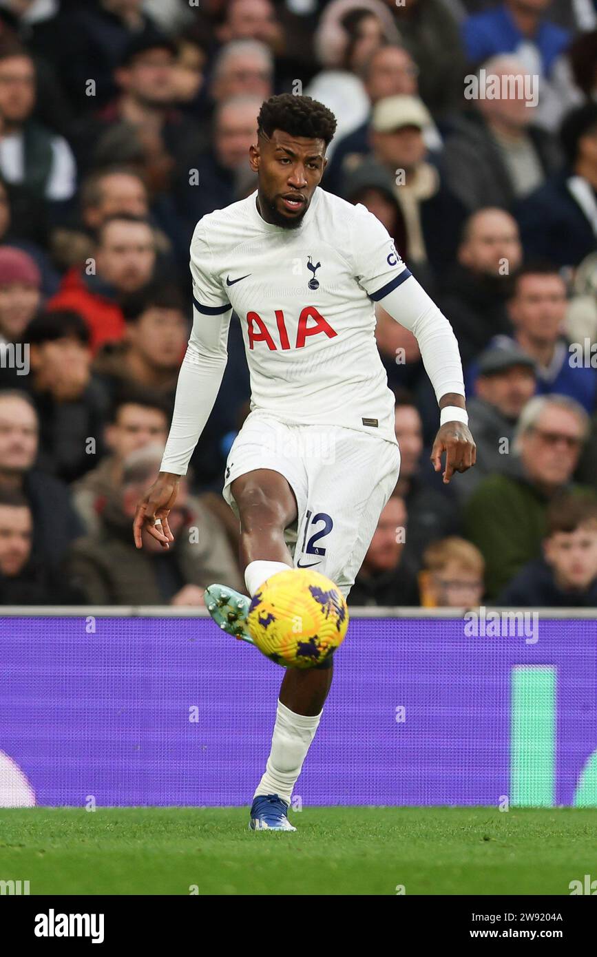 Londra, Regno Unito. 23 dicembre 2023. Emerson del Tottenham Hotspur in azione durante la partita di Premier League tra il Tottenham Hotspur e l'Everton al Tottenham Hotspur Stadium, Londra, il 23 dicembre 2023. Foto di Ken Sparks. Solo per uso editoriale, licenza necessaria per uso commerciale. Nessun utilizzo in scommesse, giochi o pubblicazioni di un singolo club/campionato/giocatore. Credito: UK Sports Pics Ltd/Alamy Live News Foto Stock