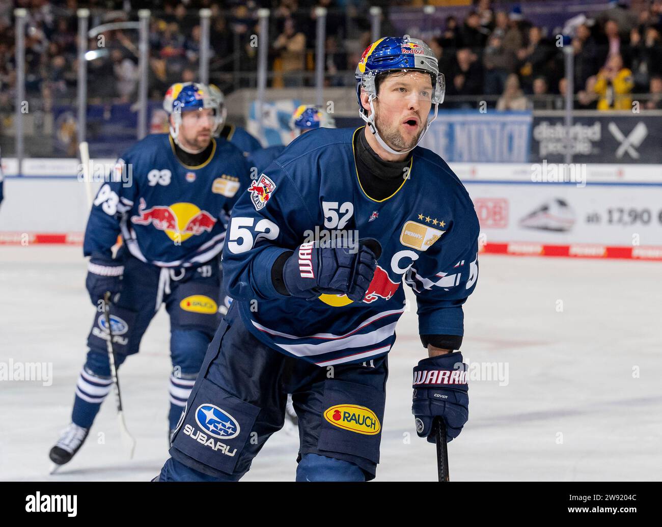 Muenchen, Deutschland. 23 dicembre 2023. Patrick Hager (EHC Red Bull Muenchen, n. 52) bei der Rueckkehr zur Bank nach seinem Tor zum 2:1. EHC Red Bull Muenchen gegen Iserlohn Roosters, Eishockey, DEL, 30. Spieltag, Saison 2023/2024, 23.12.2023. Foto: Eibner-Pressefoto/Heike Feiner Credit: dpa/Alamy Live News Foto Stock