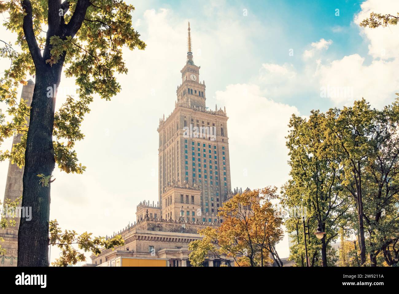 Polonia, Mazowieckie, Varsavia, Palazzo della Cultura e della Scienza visto dal parco Foto Stock