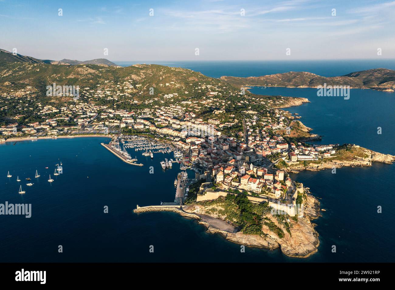 Francia, Haute-Corse, Calvi, vista aerea della città sulla costa dell'isola della Corsica Foto Stock
