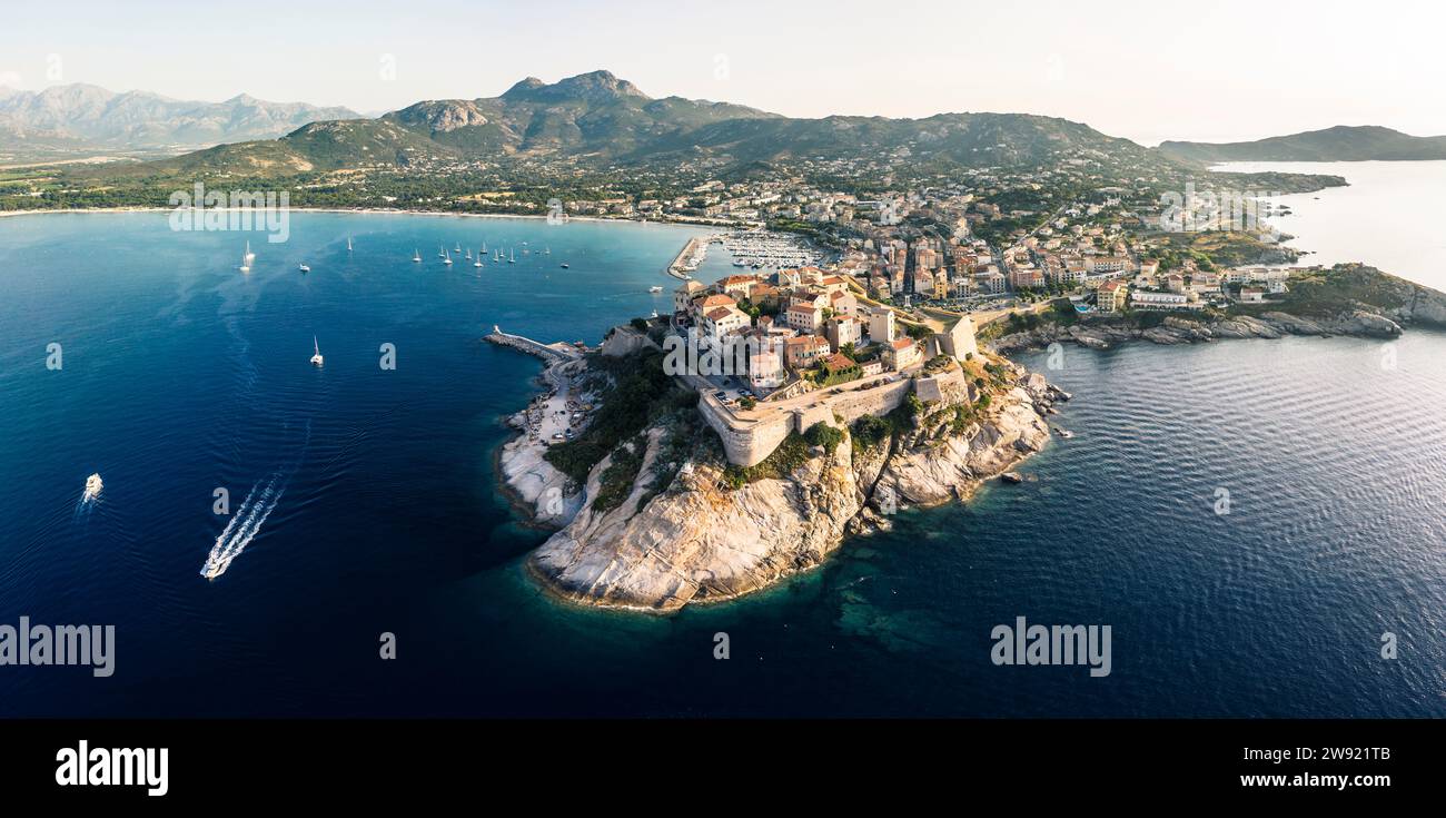 Francia, Haute-Corse, Calvi, vista aerea della città sulla costa dell'isola della Corsica Foto Stock