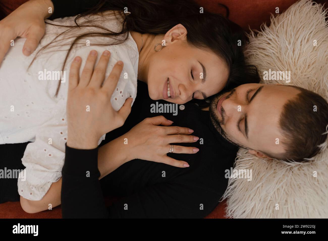 Coppia amorevole sdraiata e abbracciata a casa Foto Stock