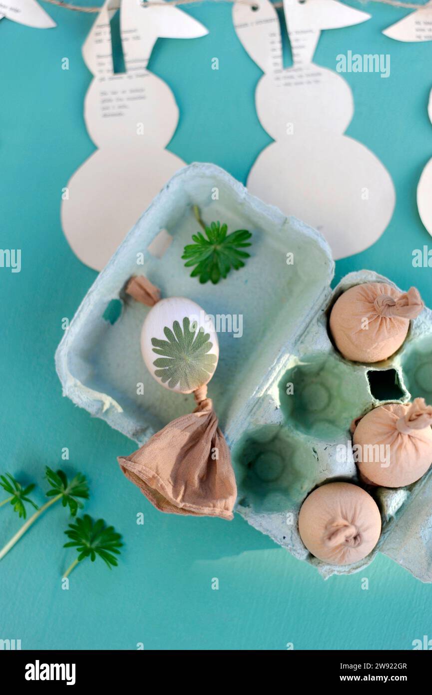 Uova di Pasqua con menta e collant prima della tintura Foto Stock