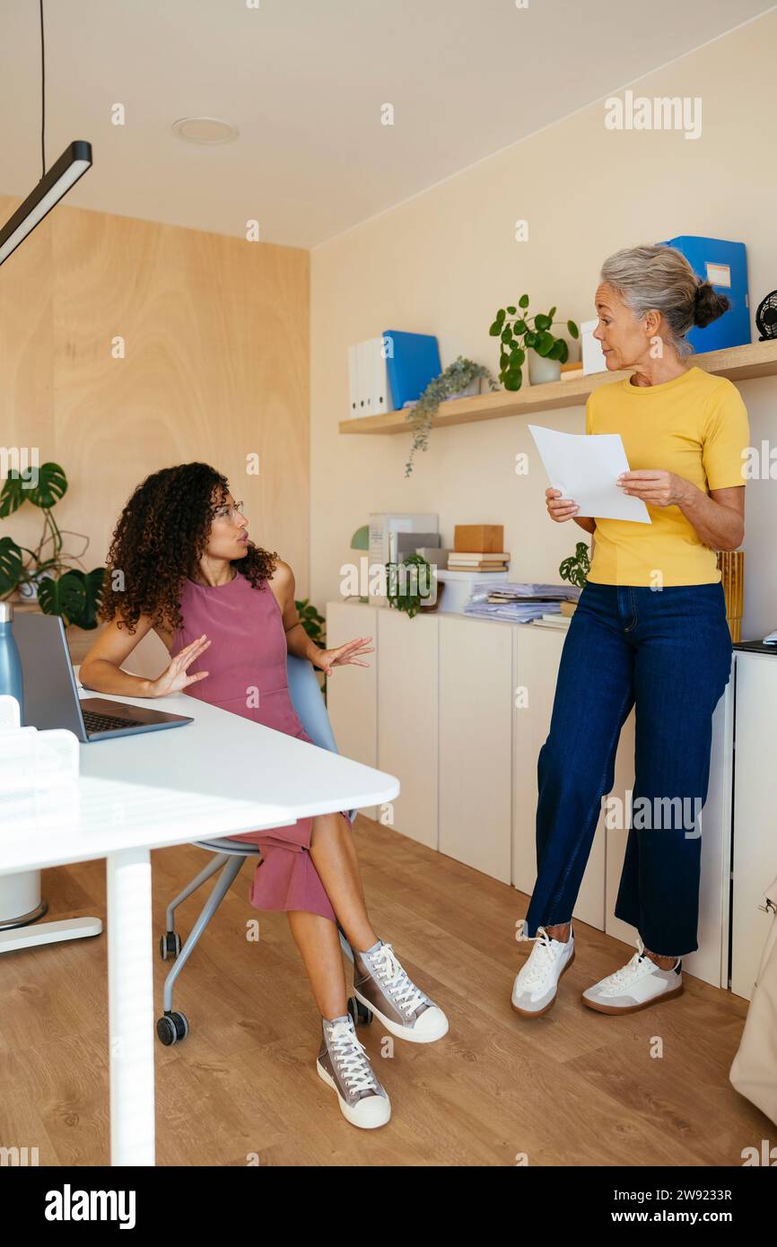 Imprenditrici avendo discussioni in ufficio Foto Stock