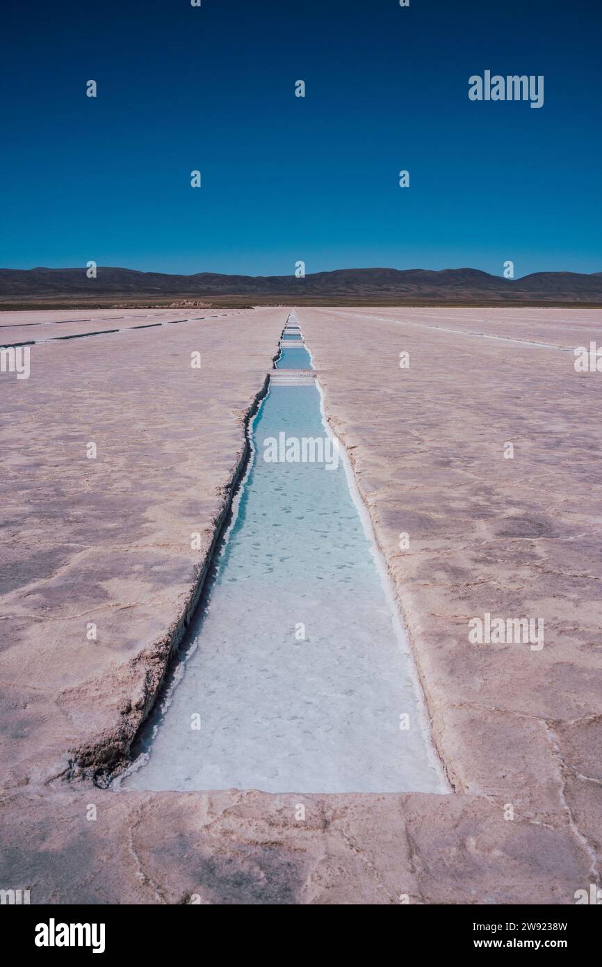 Lago vicino alla salina di fronte alla montagna Foto Stock