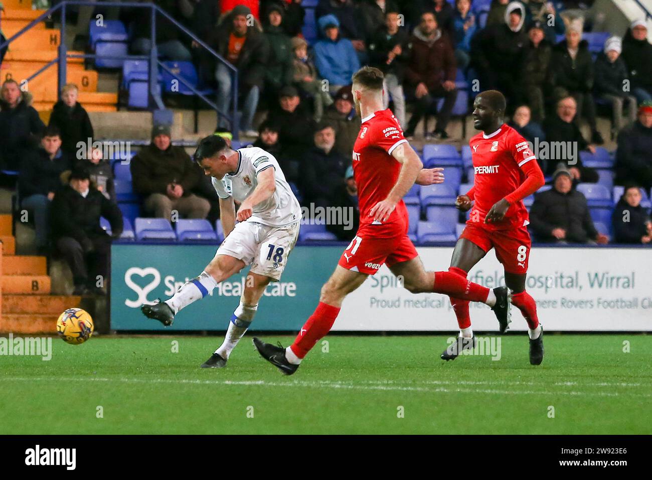 Birkenhead, Regno Unito. 23 dicembre 2023. Connor Jennings dei Tranmere Rovers spara. EFL Skybet Football League Two match, Tranmere Rovers contro Swindon Town a Prenton Park, Birkenhead, Wirral sabato 23 dicembre 2023. Questa immagine può essere utilizzata solo per scopi editoriali. Solo per uso editoriale, .pic di Chris Stading/ Credit: Andrew Orchard fotografia sportiva/Alamy Live News Foto Stock