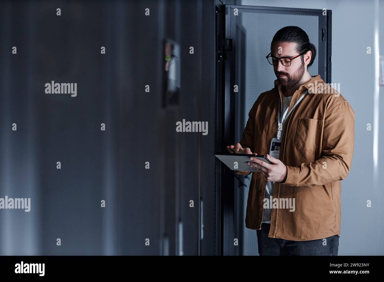 Progetta utilizzando un tablet PC e lavorando in un data center Foto Stock