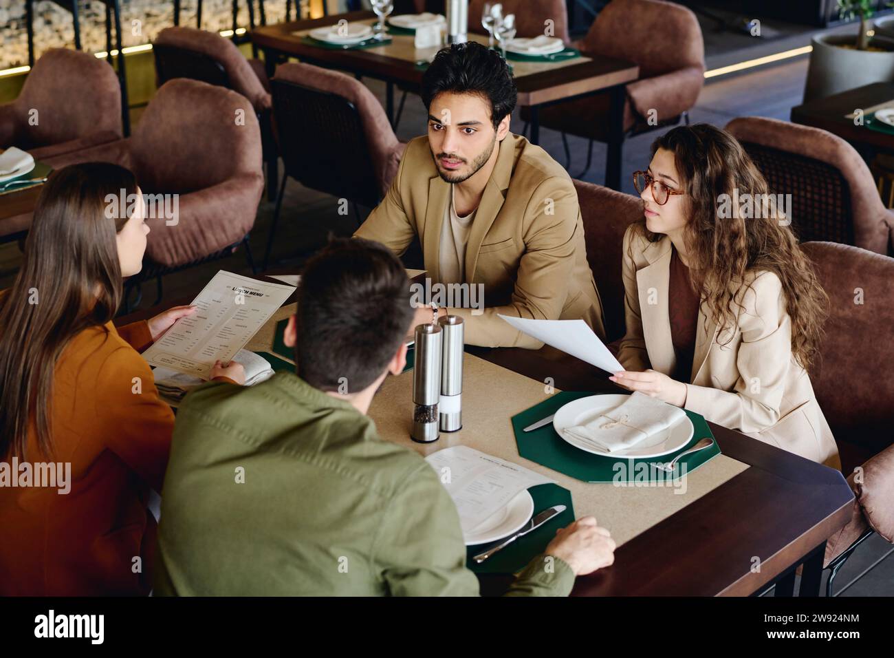 Colleghi di lavoro che discutono sul menu al ristorante Foto Stock