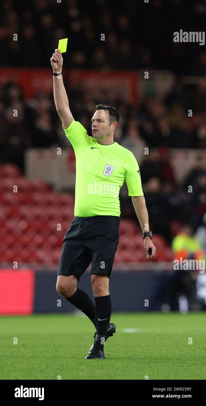 L'arbitro James Linington durante la partita del campionato Sky Bet Middlesbrough vs West Bromwich Albion al Riverside Stadium, Middlesbrough, Regno Unito, 23 dicembre 2023 (foto di Nigel Roddis/News Images) Foto Stock