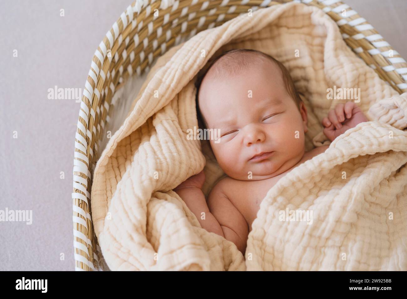Neonato che dorme nel cestino di moses Foto Stock