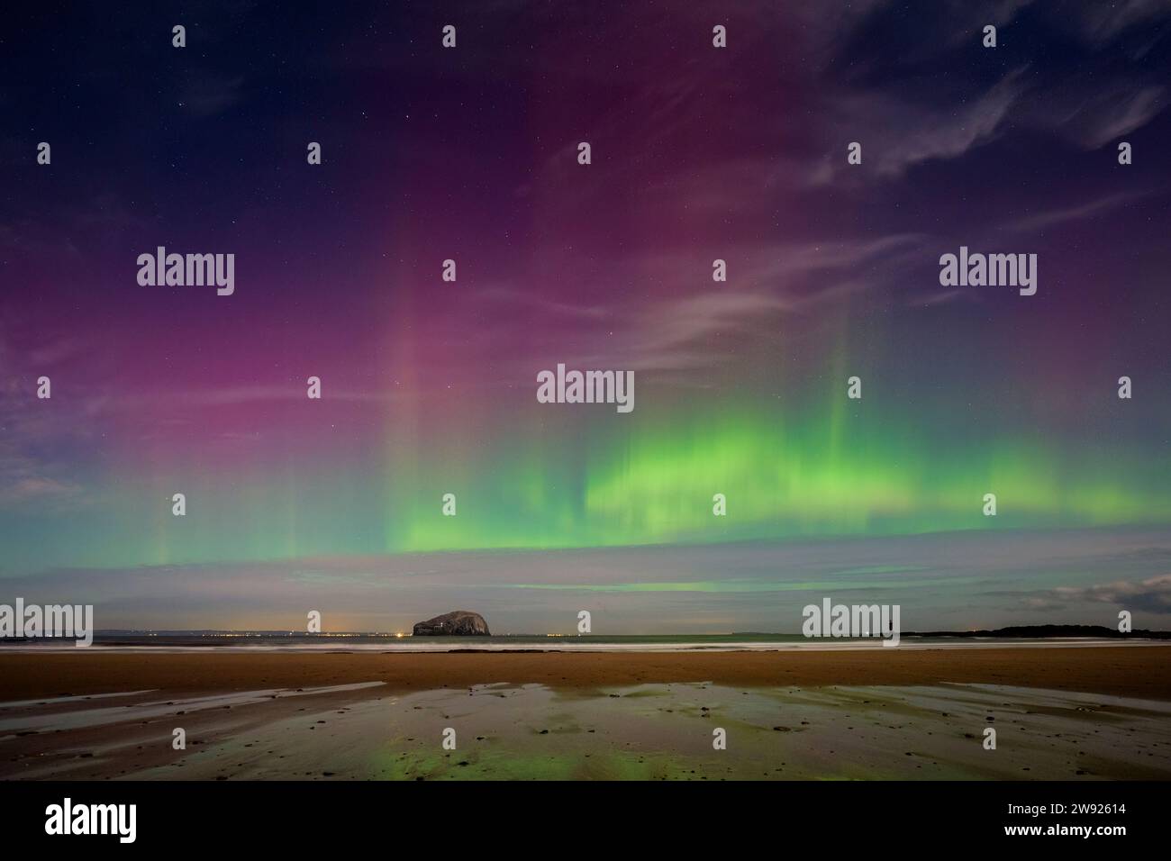 Regno Unito, Scozia, aurora boreale sulla spiaggia di Seaclif di notte Foto Stock