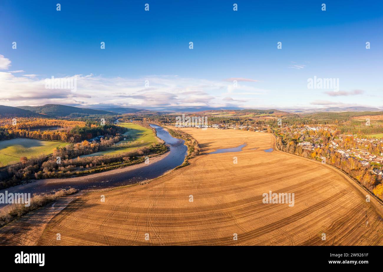 Regno Unito, Scozia, Aboyne, veduta aerea del fiume Dee e vasto campo in autunno Foto Stock