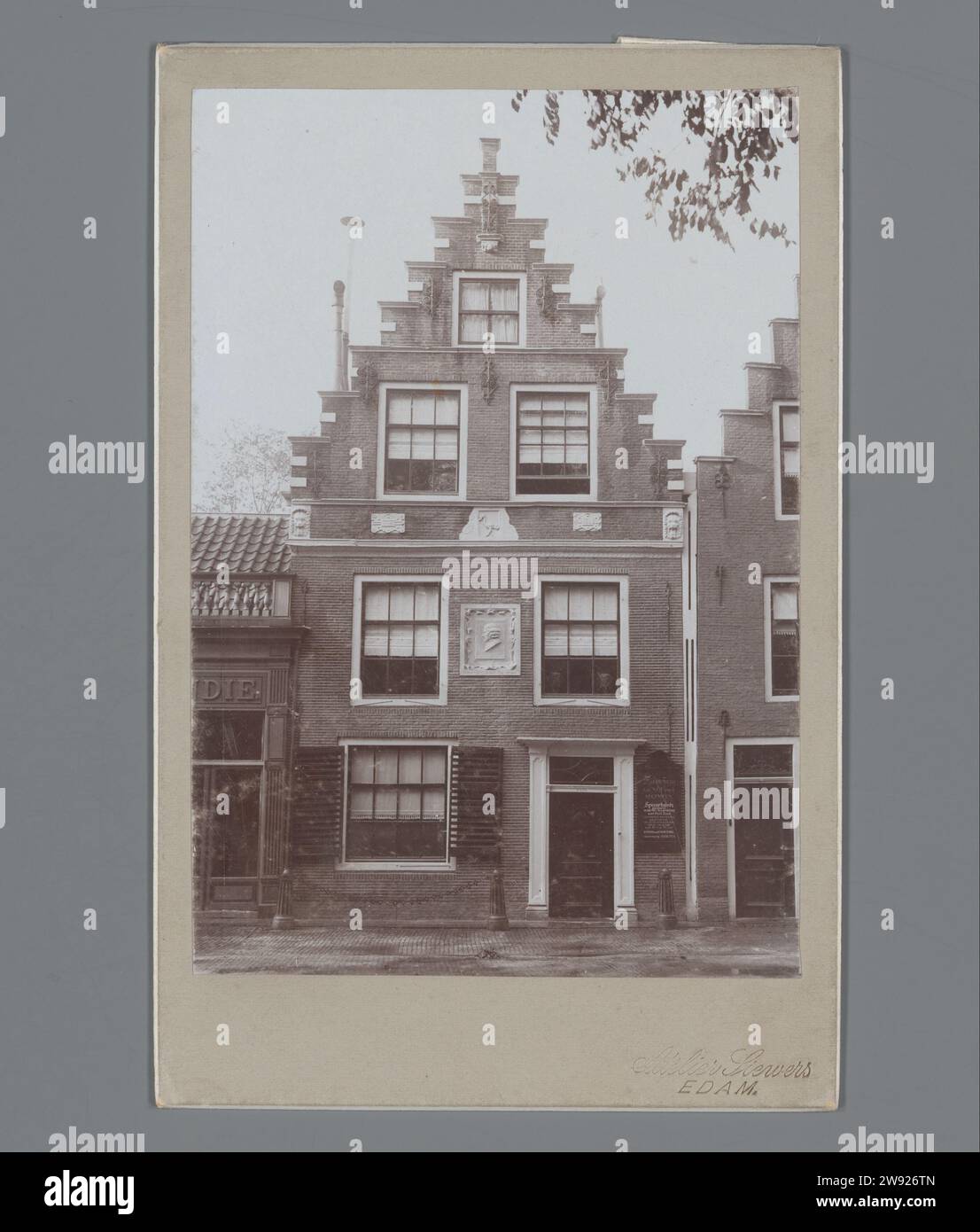 Facciata della Society Tot Nut van 't General a Edam, Atélier Siewers, 1880 - 1910 Fotografia. Supporto fotografico cabinet Photography Execution. Architettura civica di cartone; edifici; esecuzione di abitazioni Foto Stock
