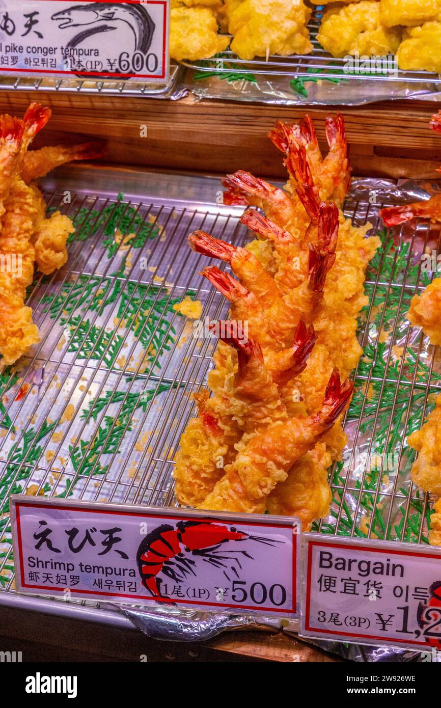 Tempura dei gamberi, mercato di Nishiki, Kyoto, Giappone Foto Stock