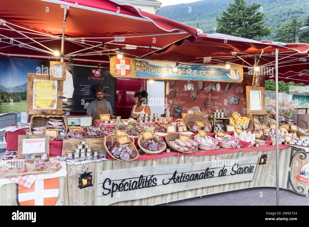 Specialità gastronomiche artigianali al mercato all'aperto, Savoie-Tecnolac, Francia Foto Stock