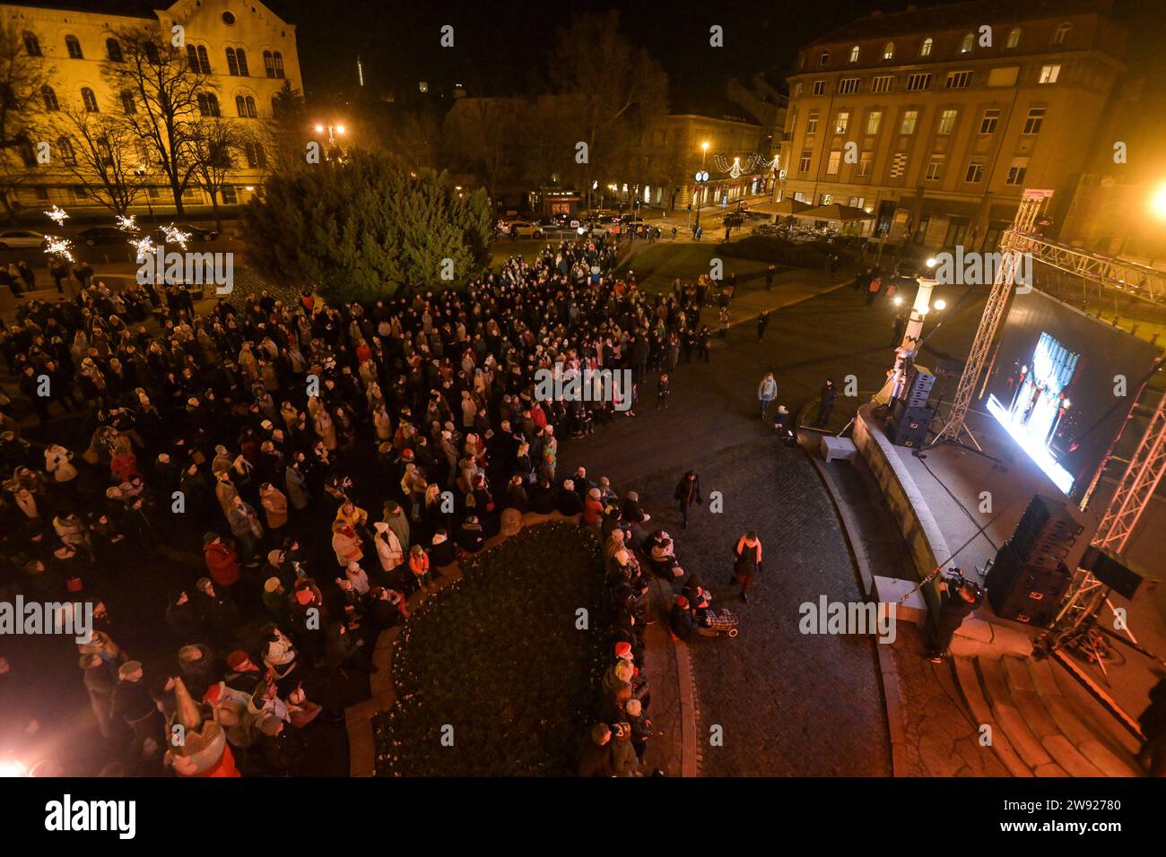 Zagabria, Zagabria. 23 dicembre 2023. I visitatori del mercato di Natale di Zagabria guardano il balletto classico di Pyotr Ilyich Tchaikovsky lo Schiaccianoci su un grande schermo al teatro nazionale croato di Zagabria, Croazia, il 23 dicembre 2023. Foto: Igor Soban/PIXSELL credito: Pixsell/Alamy Live News Foto Stock