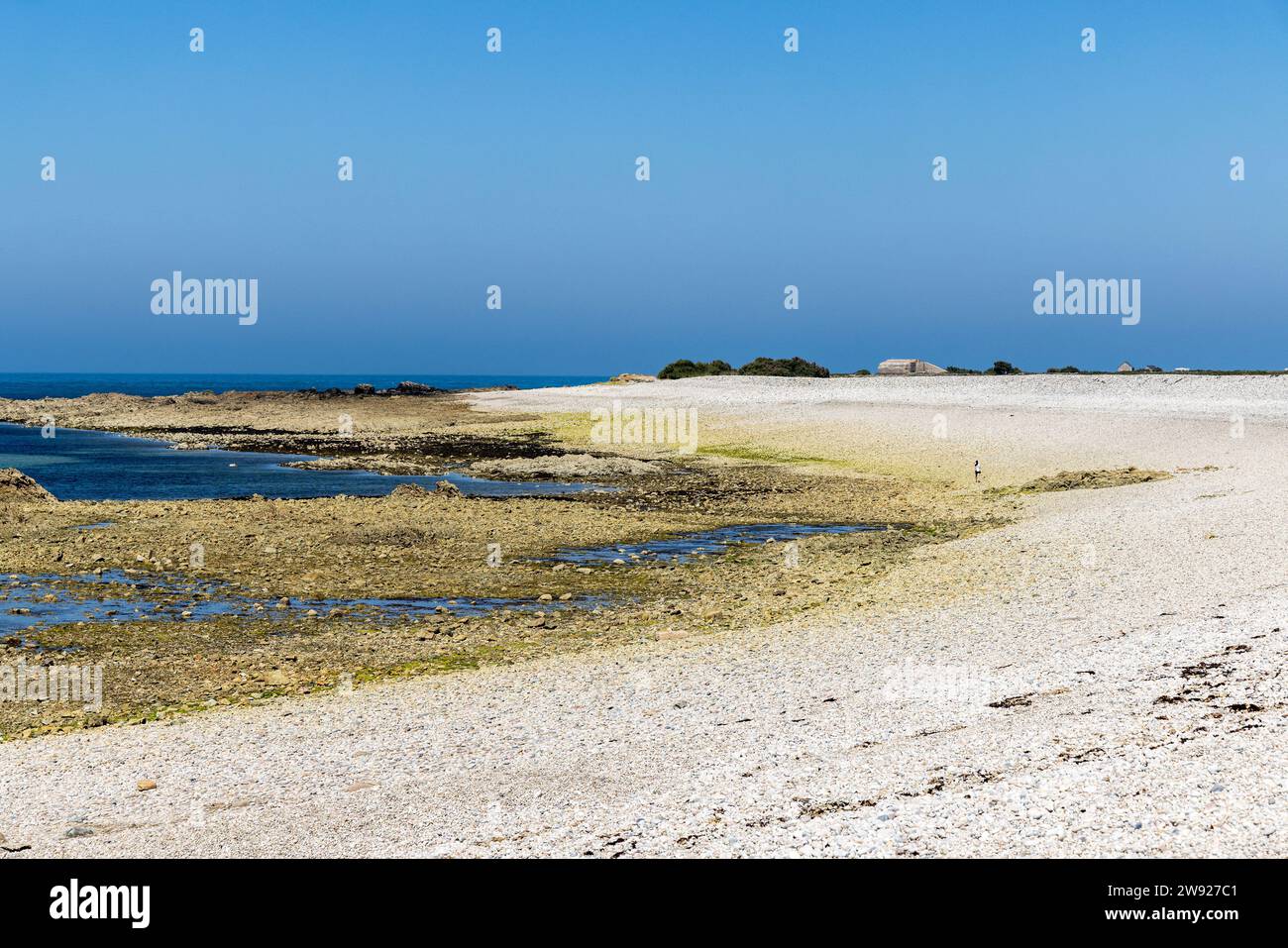 Persona che cammina sulla spiaggia di stoney, Goury, Normandia, Francia Foto Stock