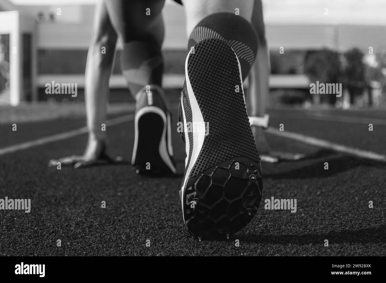 Immagine delle scarpe con denti sulla linea di partenza della pista. Concetto di corsa. Supporti misti Foto Stock