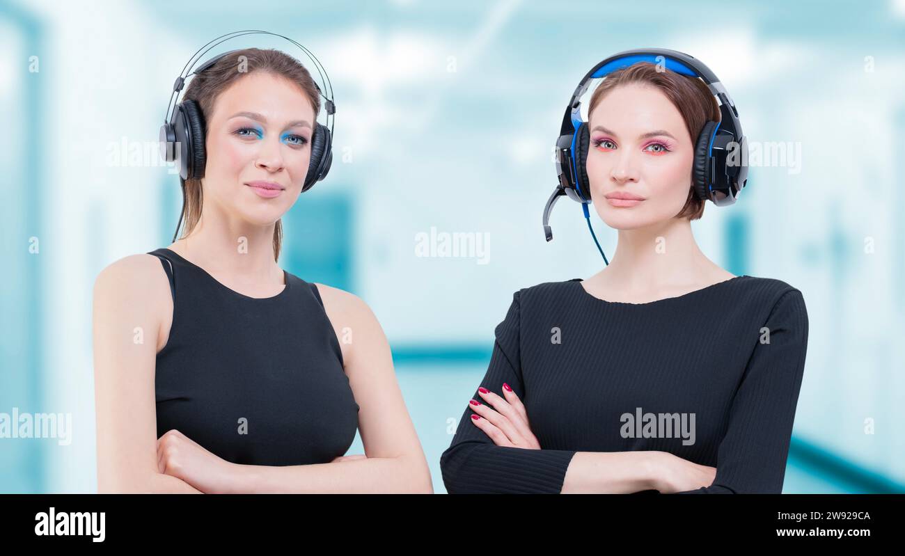 Immagine di due donne attraenti dotate di cuffie. Concetto di shopping TV. Supporti misti Foto Stock