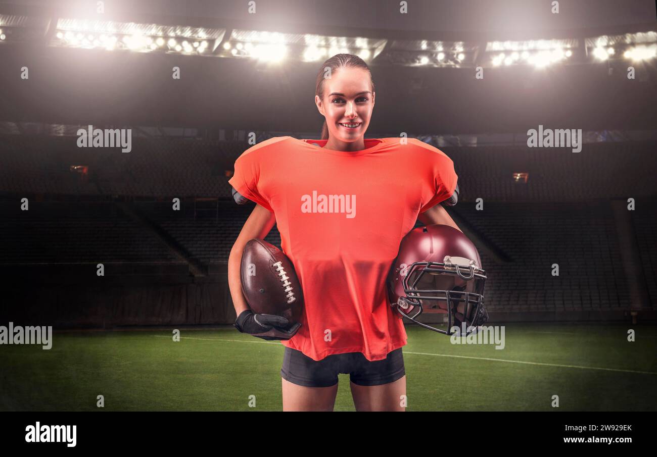 Immagine di una ragazza allo stadio con l'uniforme di un giocatore di football americano. Concetto sportivo. Supporti misti Foto Stock