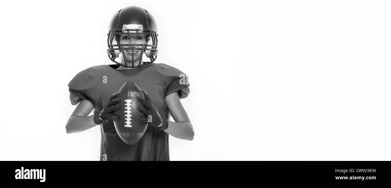 Immagini in bianco e nero di una ragazza sportiva con l'uniforme di un giocatore di football americano. Concetto sportivo. Sfondo bianco. Supporti misti Foto Stock