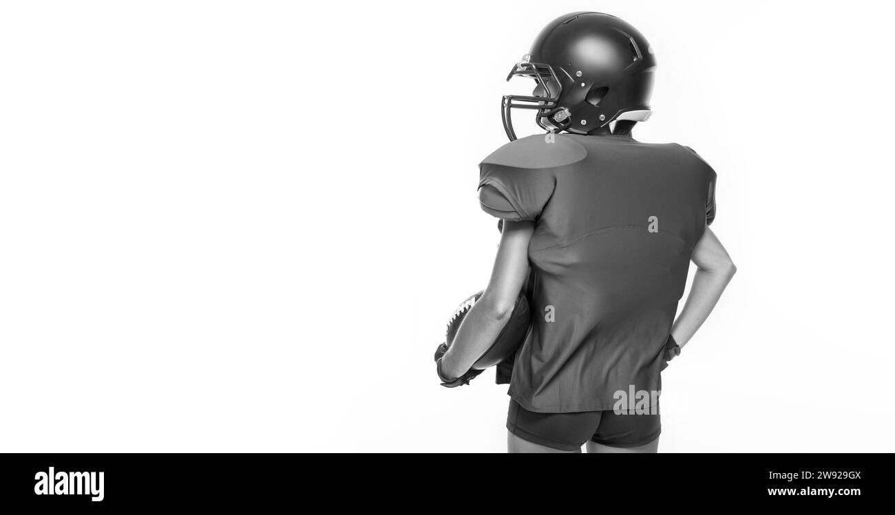 Immagini in bianco e nero di una ragazza sportiva con l'uniforme di un giocatore di football americano. Concetto sportivo. Sfondo bianco. Supporti misti Foto Stock