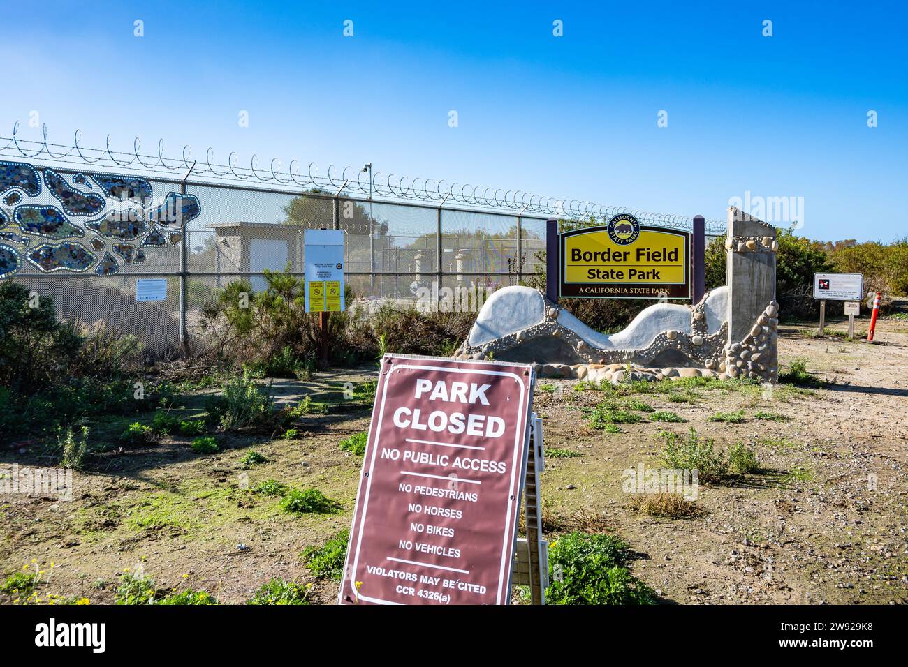 Cartello "Park CLOSED" al Border Field State Park, al confine tra Stati Uniti e Messico. San Diego, California, USA. Foto Stock