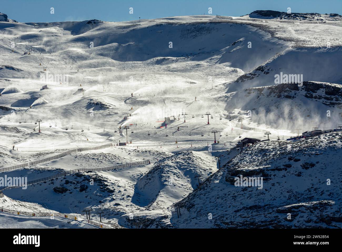 Sierra Nevada, Spagna e' una catena montuosa in Spagna. È una popolare destinazione turistica, poiché le sue alte cime rendono possibile sciare in uno dei luoghi d'Europa Foto Stock