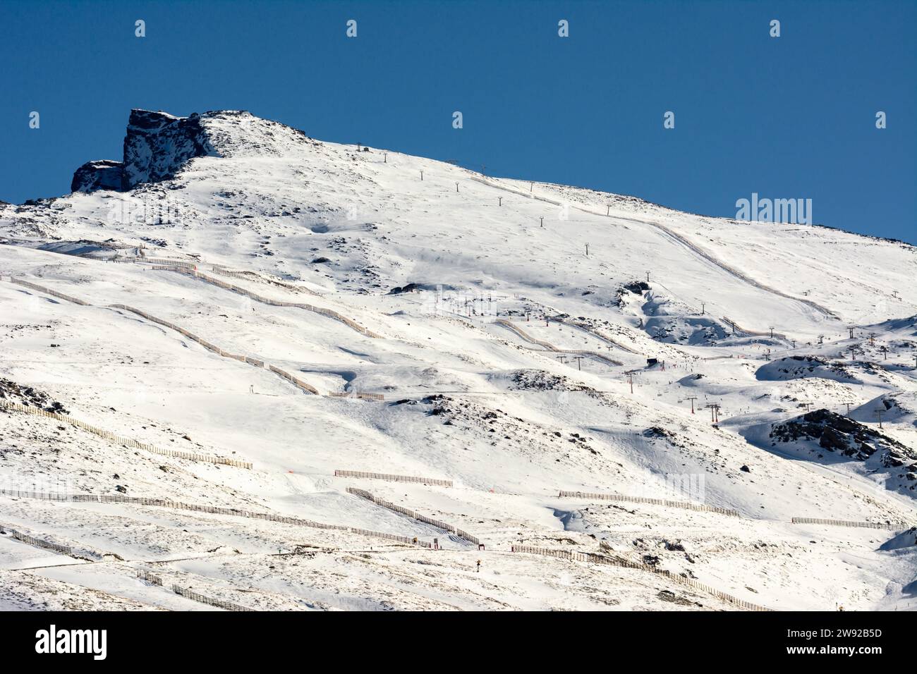 Sierra Nevada, Spagna, una catena montuosa in Spagna. È una popolare destinazione turistica, poiché le sue alte cime rendono possibile sciare in uno dei luoghi più frequentati d'Europa Foto Stock
