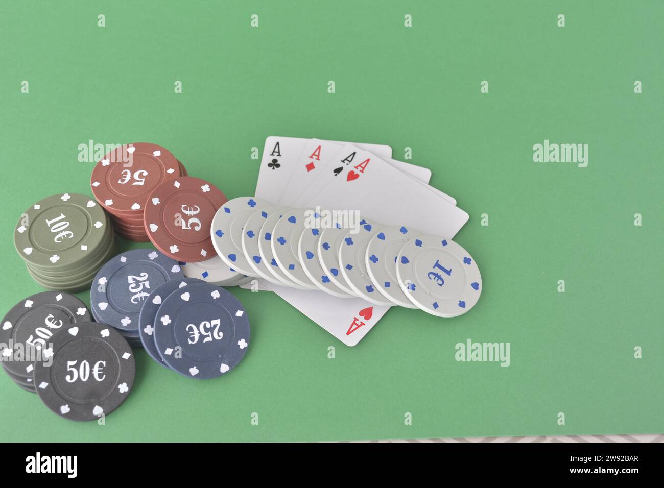 Carta da gioco con fiches da poker immagini e fotografie stock ad alta  risoluzione - Alamy