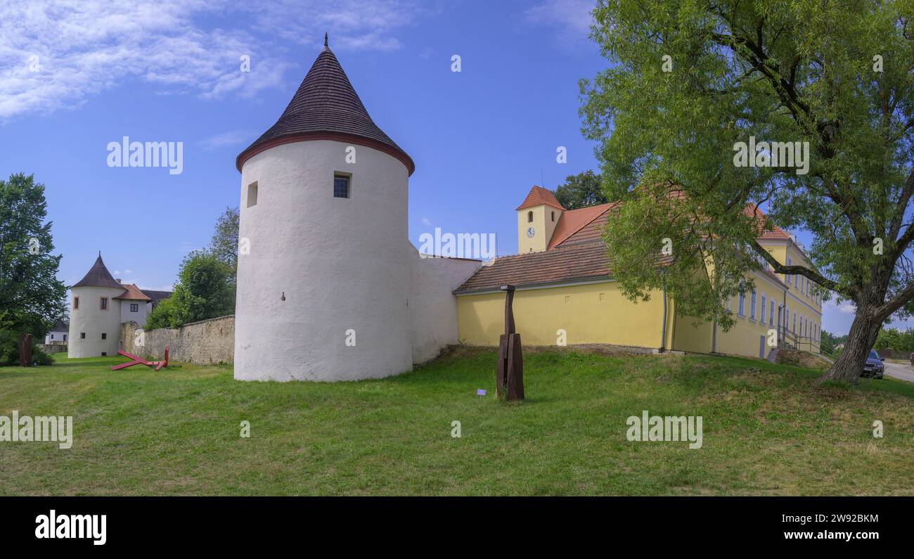 Torri del villaggio fortificato, Zumberk u Novych Hradu, Boemia meridionale, Repubblica Ceca Foto Stock