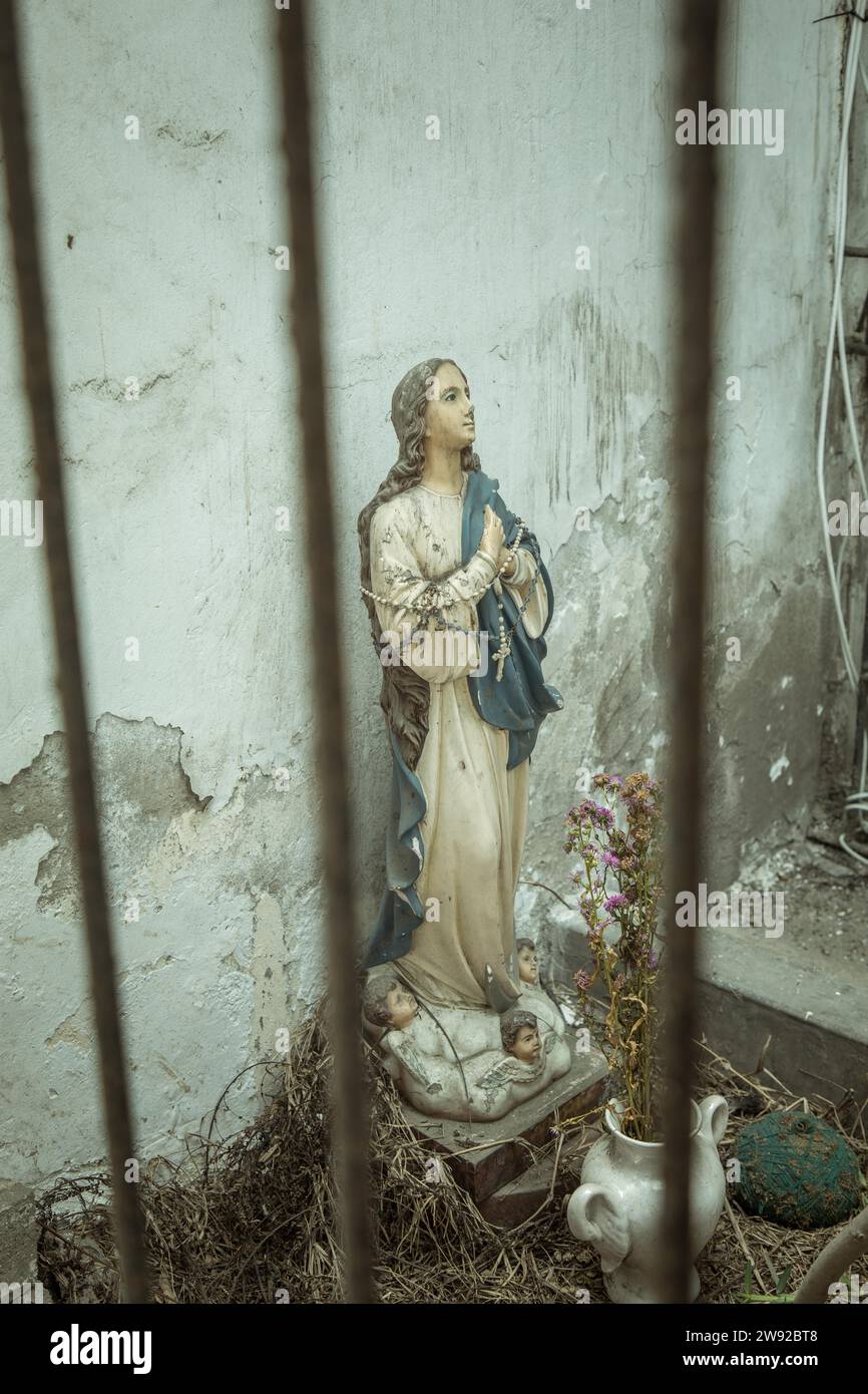 Statua della Vergine Maria in un giardino, Miraflores, Lima, Perù Foto Stock