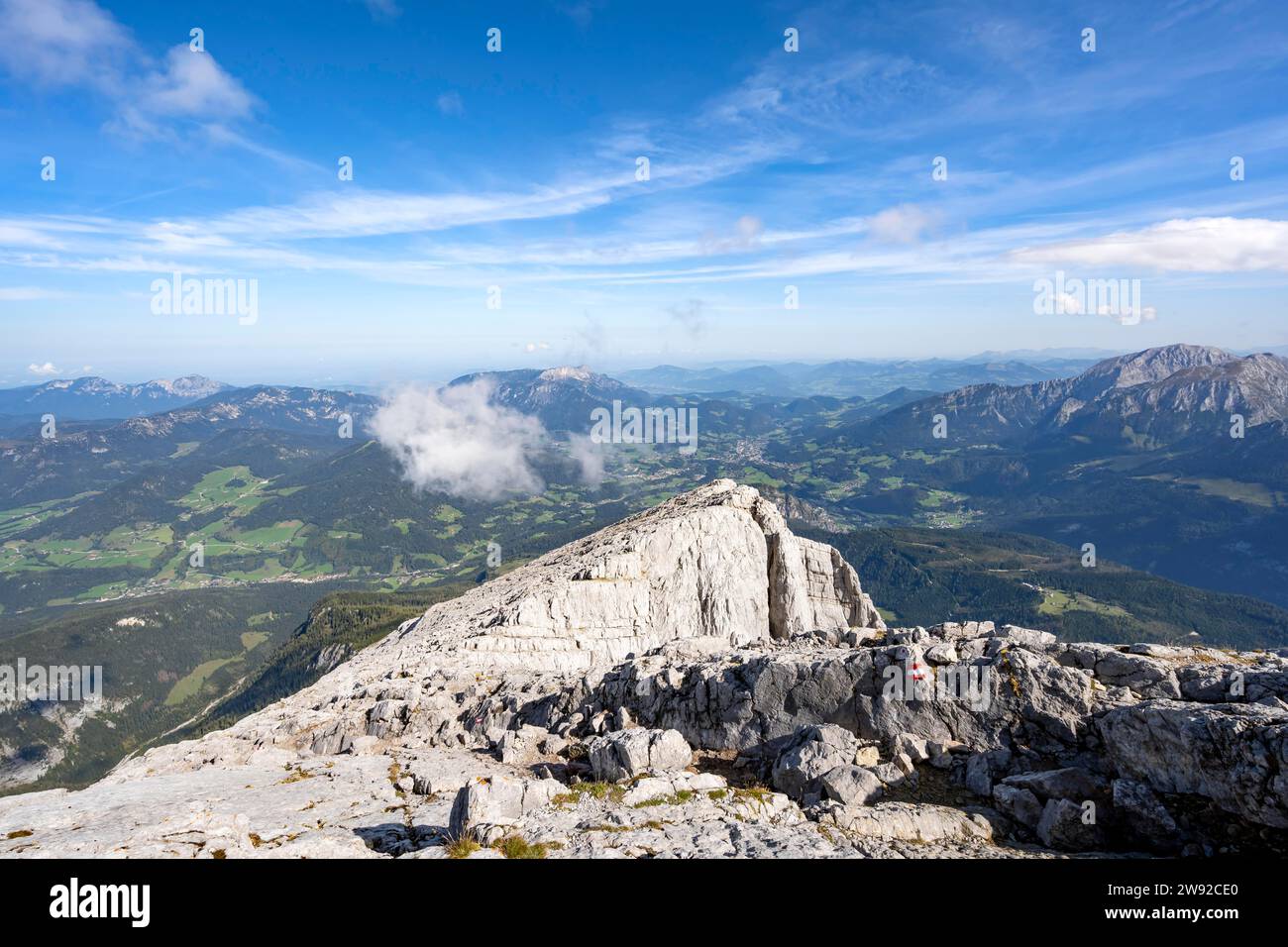 Fianco roccioso del Watzmann, vista del panorama montano con Untersberg, sulla vetta del Watzmann Hocheck, Parco Nazionale Berchtesgaden Foto Stock