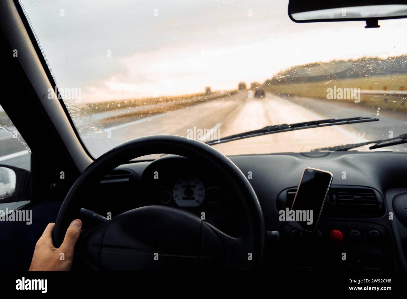 Guidare un'auto in una giornata di sole d'estate Foto Stock