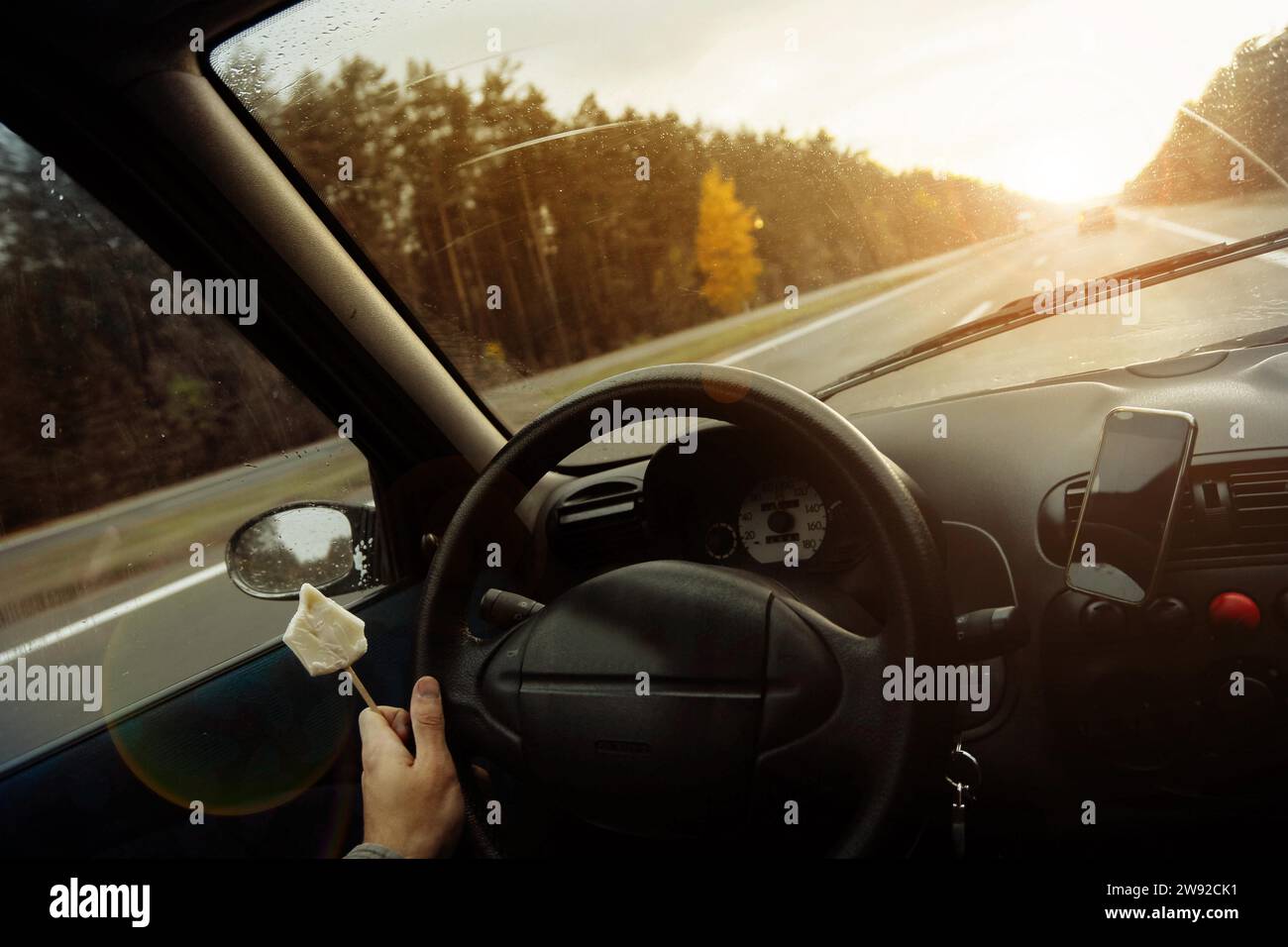Guidare un'auto in una giornata di sole d'estate Foto Stock