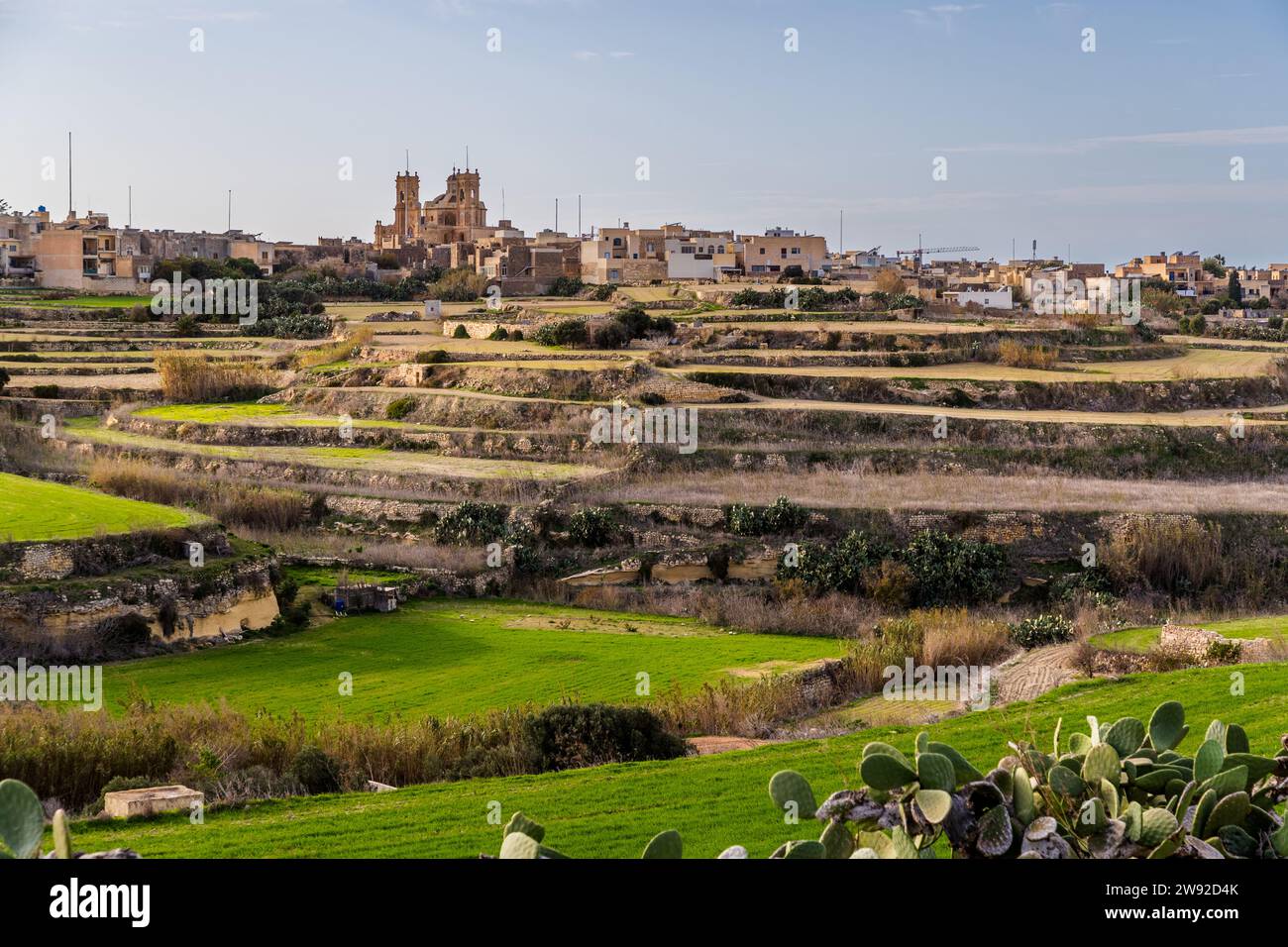 Chiesa di Għarb vista da Għasri a Gozo, Malta Foto Stock