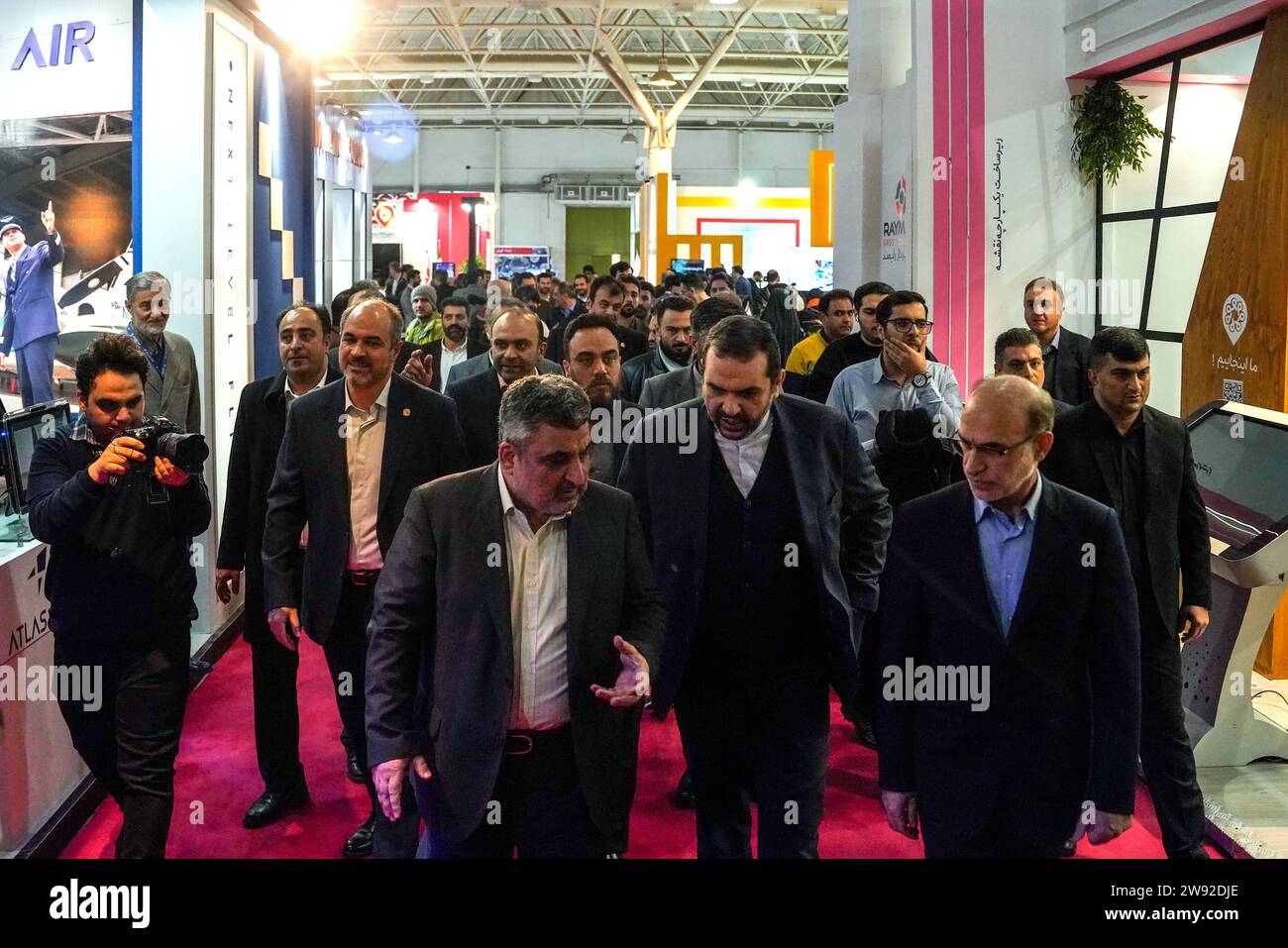 La mostra Iran Geo mette in mostra pubica la terza mostra internazionale specializzata Iran Geo ha aperto sabato mattina 23 dicembre 2023 nella sede permanente del Teheran International Exhibition Center. Alla mostra, gli ultimi successi dell'Organizzazione geografica delle forze Armate sono stati resi pubblici. Inoltre, hanno partecipato alla mostra aziende basate sulla conoscenza, centri scientifici e universitari, e organizzazioni attive nel campo dei dati geografici. Teheran Teheran Iran Copyright: Xmohsenxrezaeix DSC05700 Foto Stock