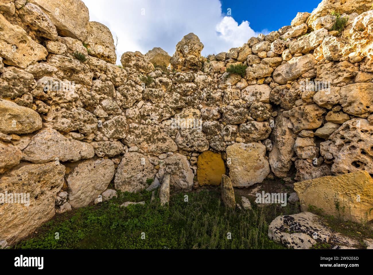 I templi Ġgantija di Gozo fanno parte del sito del patrimonio mondiale UNESCO "Templi megalitici di Malta" e sono tra gli edifici indipendenti più antichi del mondo. Muri a secco di blocchi di calcare rozzamente squadrati racchiudono una camera interna a Xagħra, Malta. Foto Stock
