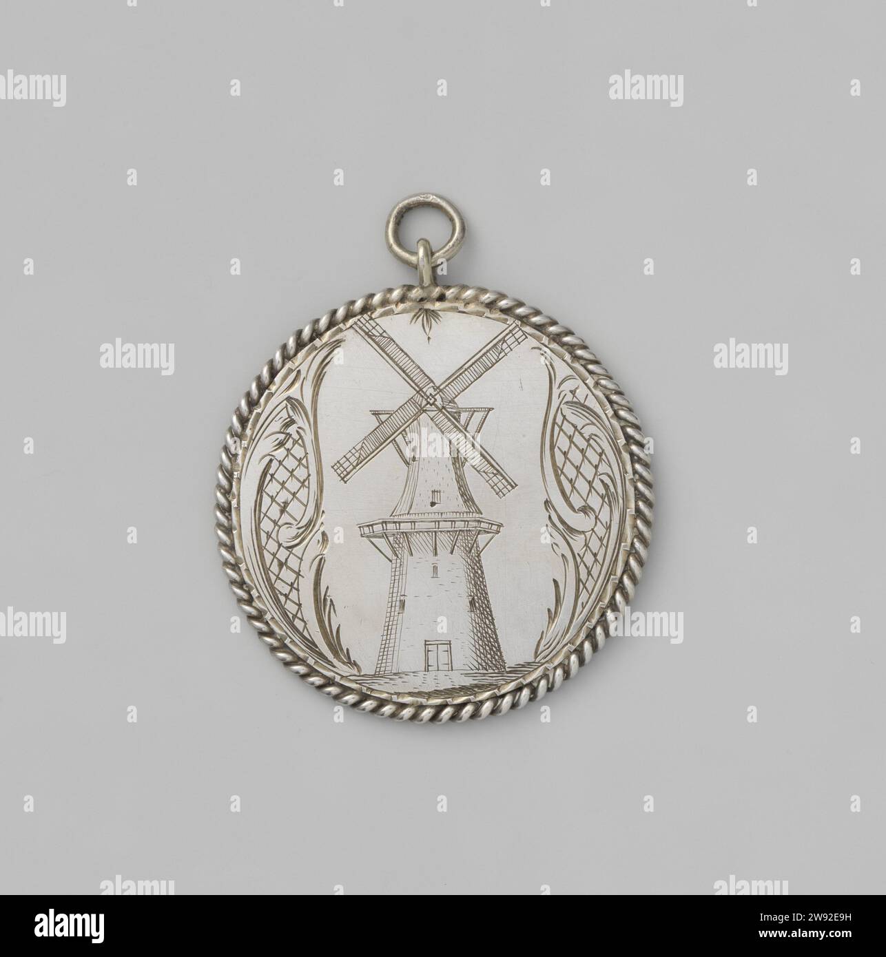 Korenmolenaarsgilde van Amsterdam, Gildepenning van Dirck Willem Steen, Anonimo, medaglia del 1752 medaglia d'argento con bordo cavo sull'occhiello di trasporto e sull'anello di trasporto. Parte anteriore: Mulino per farine alte tra motivi decorativi. Inverso: Iscrizione Amsterdam argento (metallo) incisione Amsterdam Foto Stock