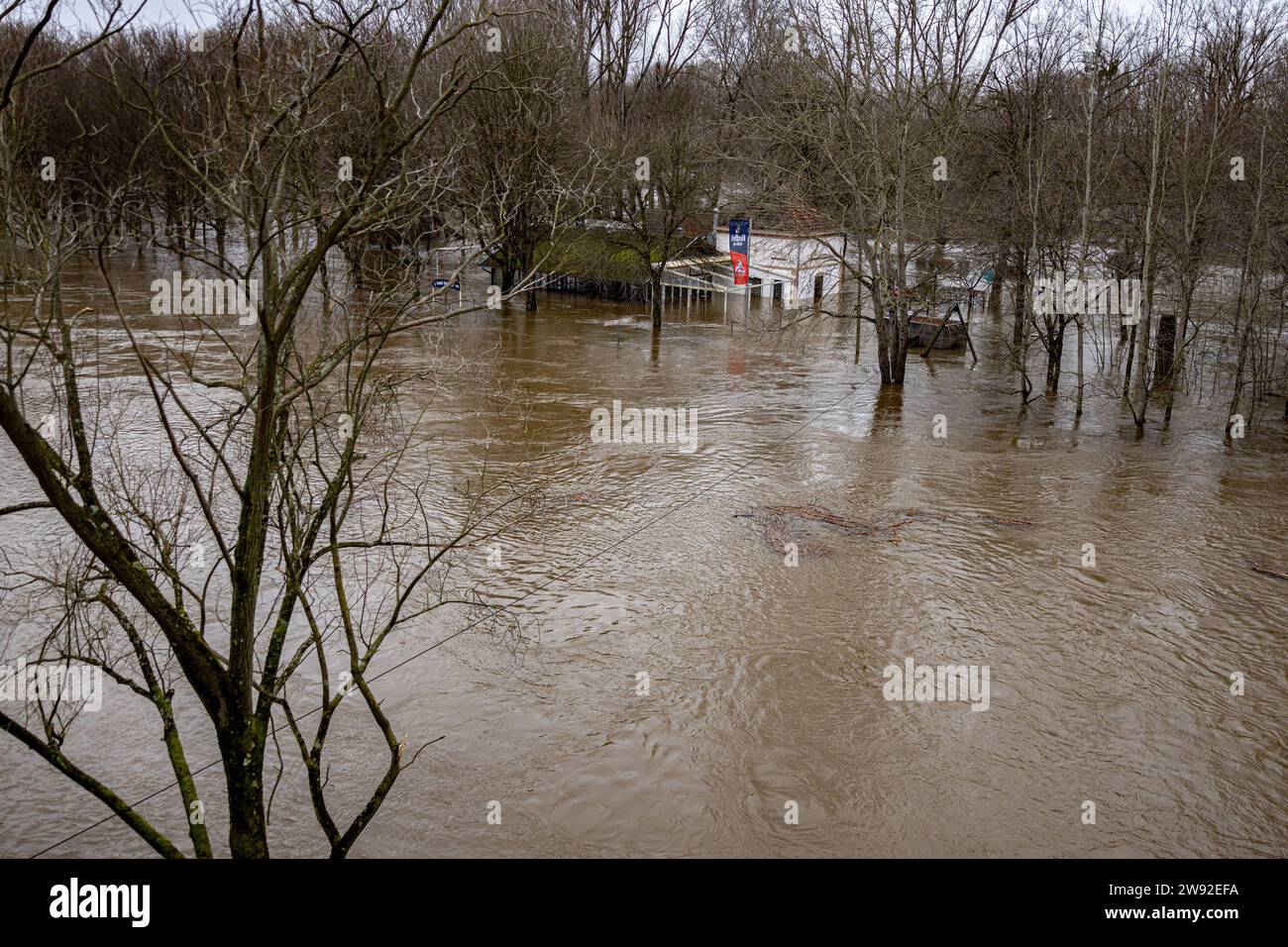 Hochwasser mit Pegel 390 cm in der Sieg in Höhe der Siegfähre, nahe der Siegmündung in den Rhein bei in Troisdorf bei Bonn 23.12.2023 Troisdorf NRW Deutschland *** alluvione con livello dell'acqua 390 cm nel fiume Sieg presso il traghetto Sieg, vicino alla foce del Sieg nel Reno a Troisdorf vicino a Bonn 23 12 2023 Troisdorf NRW Germania Foto Stock